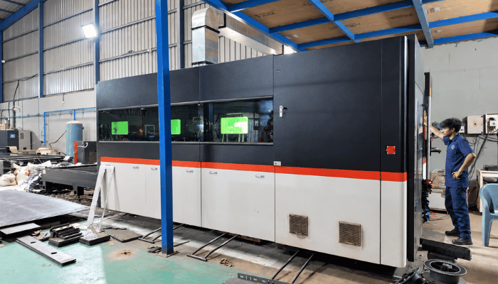Enclosed fibre laser cutting machine